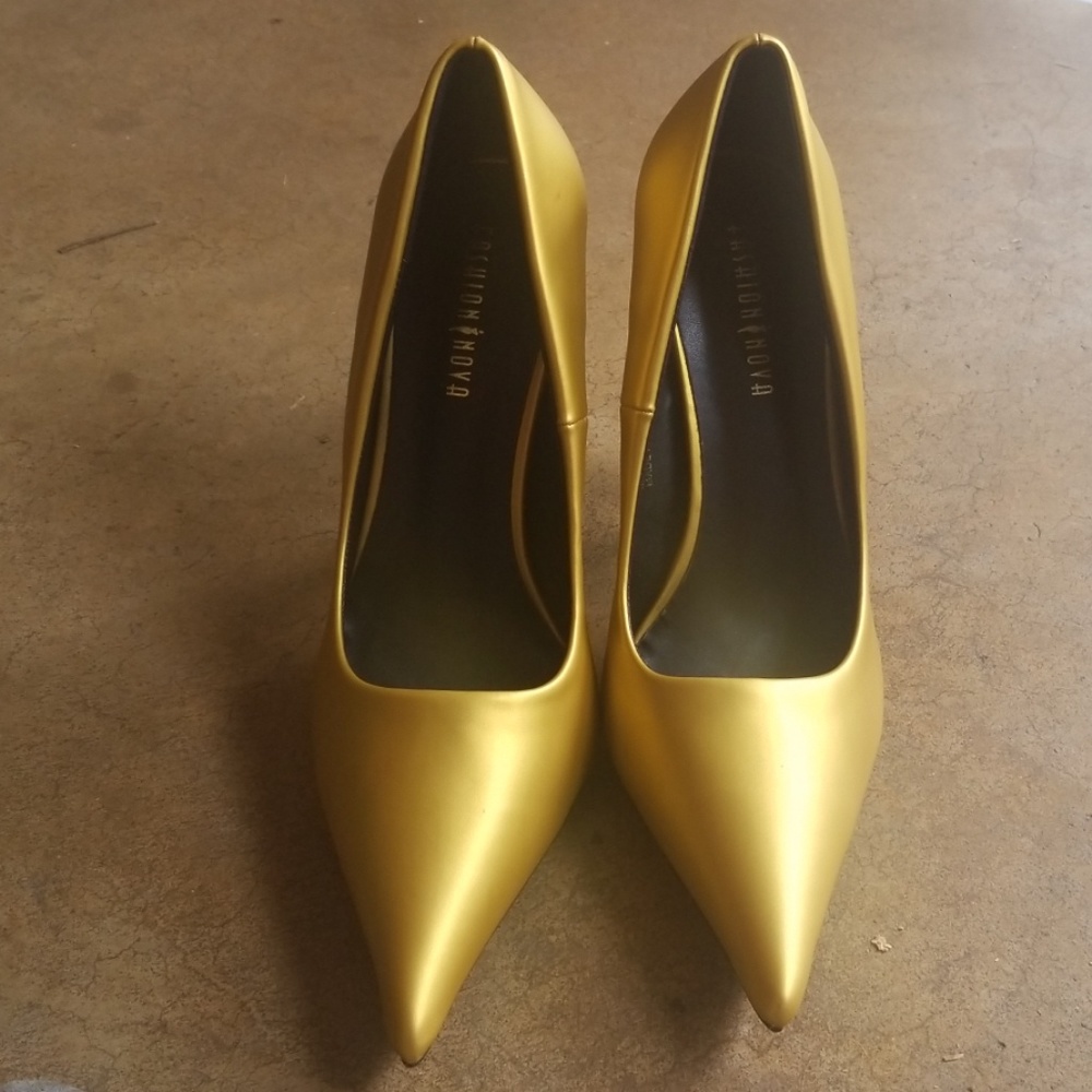 Gold Pumps